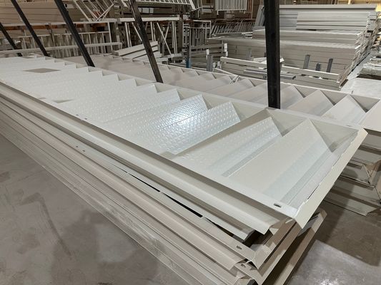 迅速な設置 利点 20 40ft スチールサンドイッチパネル フラットパック コンテナハウス オフィス用 アパートメント モールワークショップ