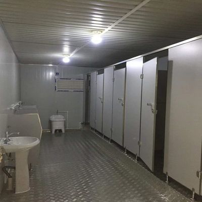 20FT/40FT カスタマイズドバイコンテナ素材 完全に組み立てられた 持ち運び可能なモバイル トイレと 屋外使用のための現代的なデザイン