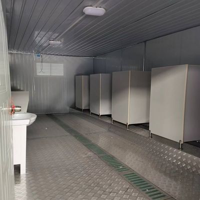 ホワイトまたはカスタマイズされた色で学校のためのサンドイッチパネル鋼枠製のコンテナトイレ
