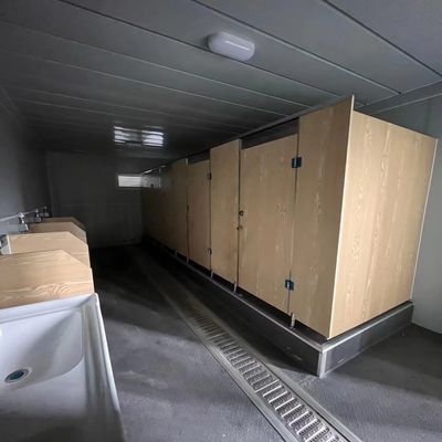 厚い2024 屋外シングルトイレ 工業デザイン スタイル シャワーコンテナ付き 公共移動トイレ 豪華トイレ