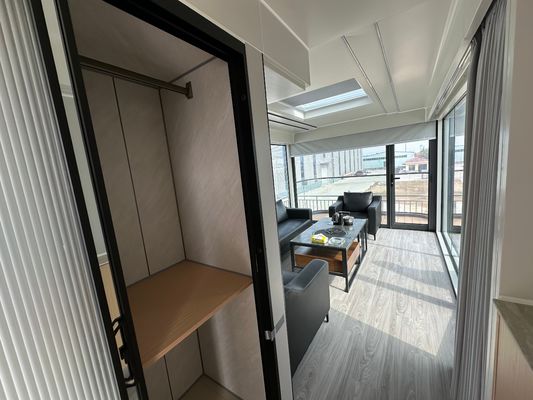 カスタマイズされたインテリア装飾 モダンなデザイン 豪華なキャンプカプセル インテリジェントシステム付きのプリファブリックハウス