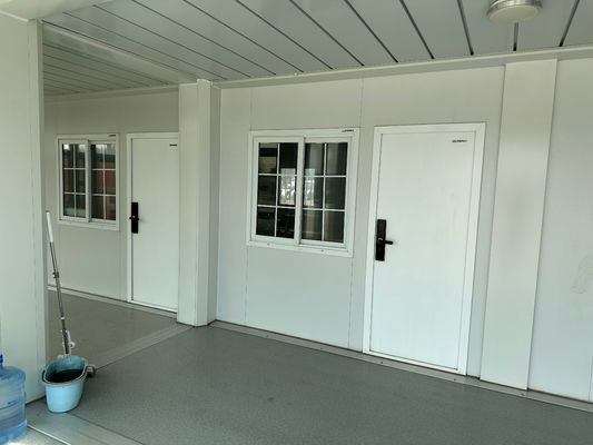 モダンデザイン 20ft 40ft 屋外 フラットパック コンテナハウス トイレと浴室サンドイッチパネルオプション