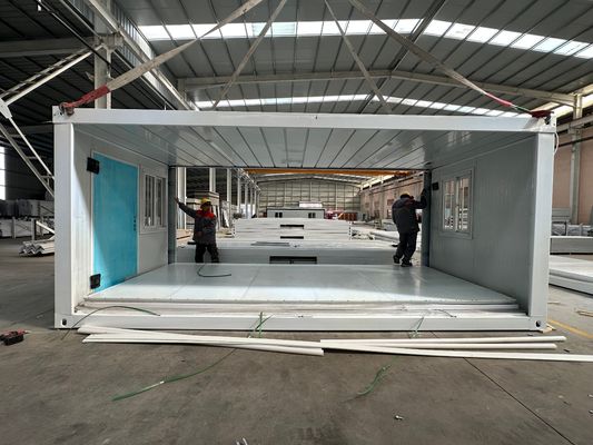 屋外建設サンドイッチパネル 急速な建成 鉄筋 20 40 フィート プリファブ 防風 軽量 折りたたみコンテナハウス