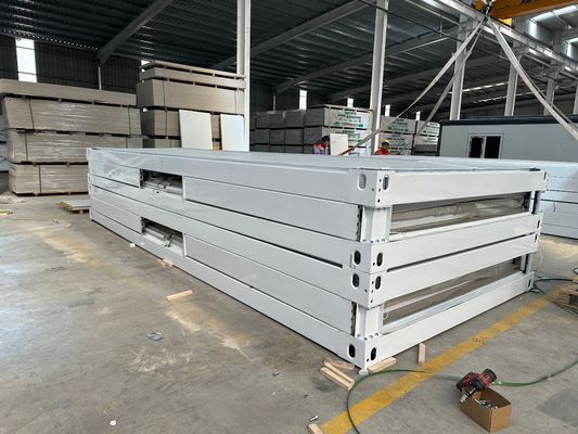 屋外建設サンドイッチパネル 急速な建成 鉄筋 20 40 フィート プリファブ 防風 軽量 折りたたみコンテナハウス