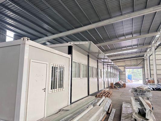 サンドイッチパネル 引換可能なコンテナハウス 現代のデザインスタイル 浴室と裏庭のキャビン