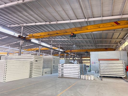 白色またはカスタマイズされた色 切り離せるコンテナ コンパクトハウジング モジュール式建設システム サンドイッチパネル付きバンハウス