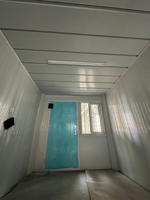 地元の標準電気サンドイッチパネル 鋼筋枠 折りたたみ40フィート 輸送 コンテナハウス トイレとシャワー