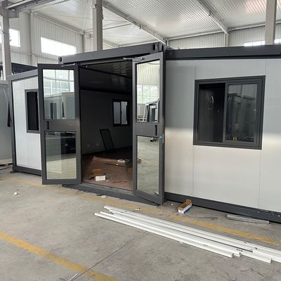 20フィート 40フィートの拡張可能なコンテナハウス 高級生活用 ガルバネイドシートガラス ウール 壁パネルと標準厚さ