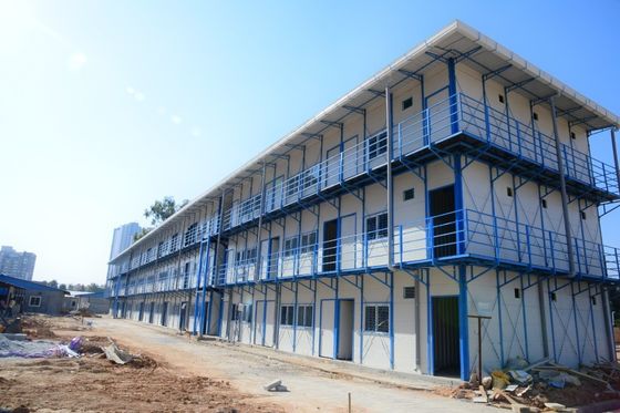 プロの建築家による設計による 急速な工業用サンドイッチパネル 寮の配置 直接プリファブハウス