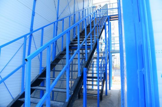 アルミの窓と木製の床 2階建てのガラスプリファブ家庭用家